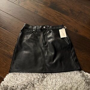 Soft and stretchy universal thread faux leather skirt sz 4
